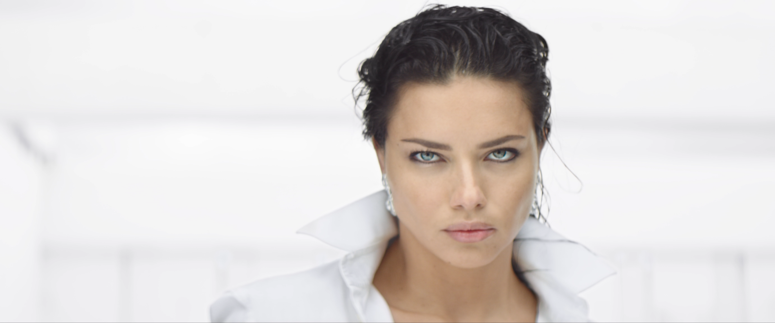 AdrianaLima_Chopard_Anamorphic_2304_h264.00_00_03_12.Still001_desequeeze.png