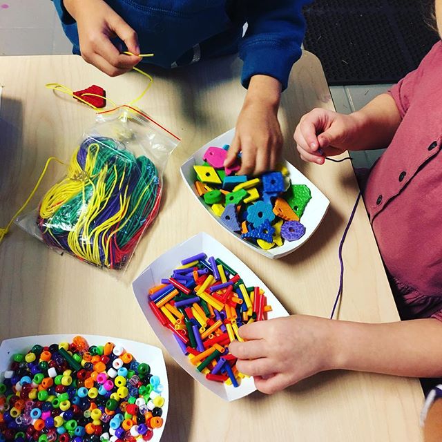 Working on their fine motor skills! Please think of our small school on #givingtuesday  link in bio #issaquah #sammamish #cooppreschool #nonprofit #preschool #preschooler #finemotor #pinelakecoop #beadwork #toddlers #donationswelcome #donations #dona