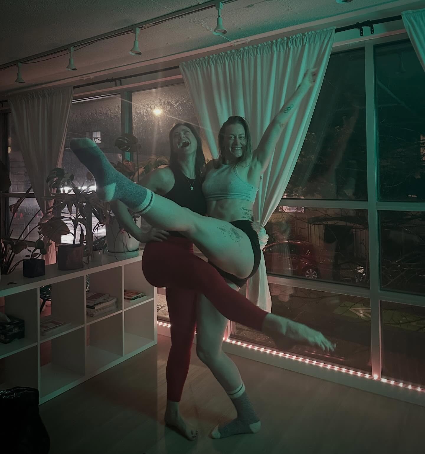 Body Church with 3X Olympian @javelizz at @thestretchspace!!! One of the most DELICIOUS movement classes of all time!!!

If you have any kind of movement practice you should totally take a class with Liz (at @thestretchspace and @casacopalyoga) &mdas