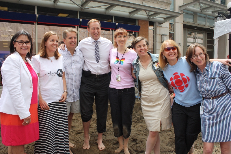 The Hon. Leona Aglukkaq, MP Scott Armstrong, the Hon. Peter MacKay, the Hon. Dr. K. Kellie Leitch and members of Team CBC take a photo opportunity