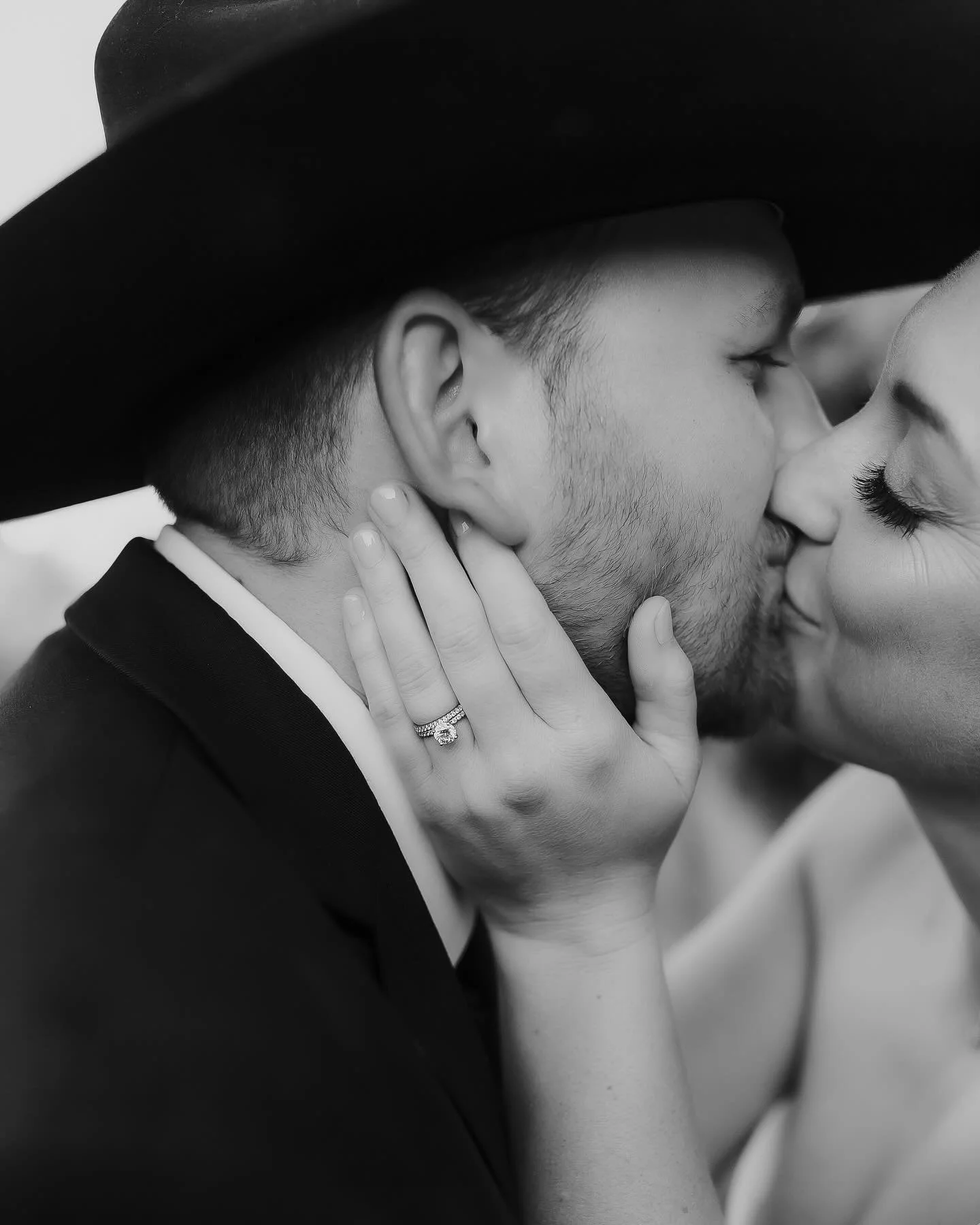 The ring and the cowboy hat though 🔥 
..
.
&hellip;
..
.
..
#weddingphotos #caratsandcake #californiaweddingphotographer #subject_light #marthaweddings #sonomacountyweddingphotographer #weddinginspo #californiaweddings #countryweddings #santarosawed
