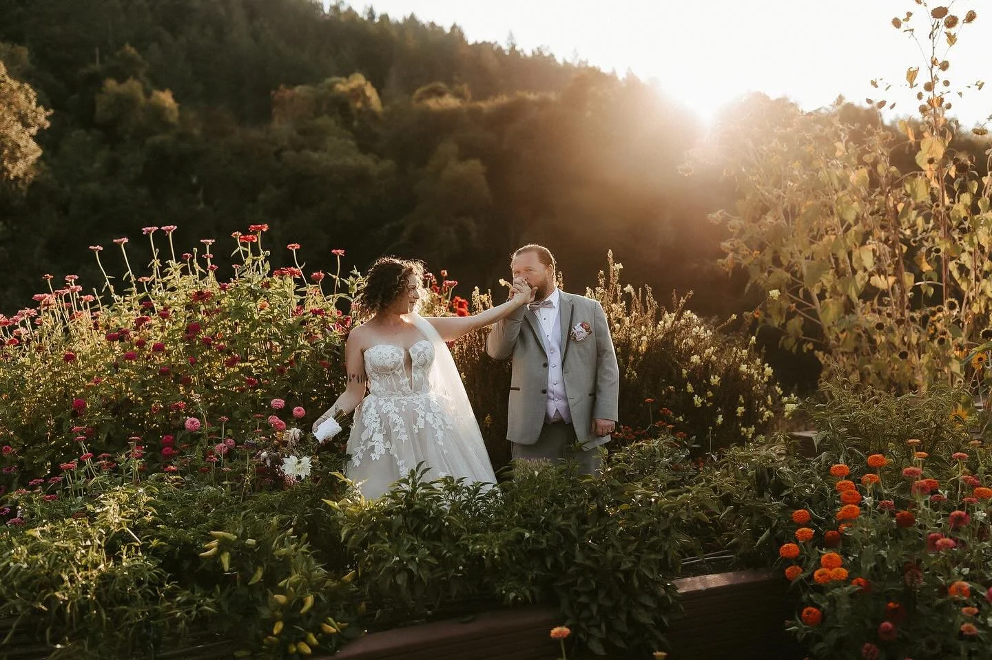 Really loving the garden area for sunset photos here! So pretty!
..
&hellip;
.
..
#weddingphotos #caratsandcake #californiaweddingphotographer #subject_light #marthaweddings #sonomacountyweddingphotographer #weddinginspo #californiaweddings #cloverda
