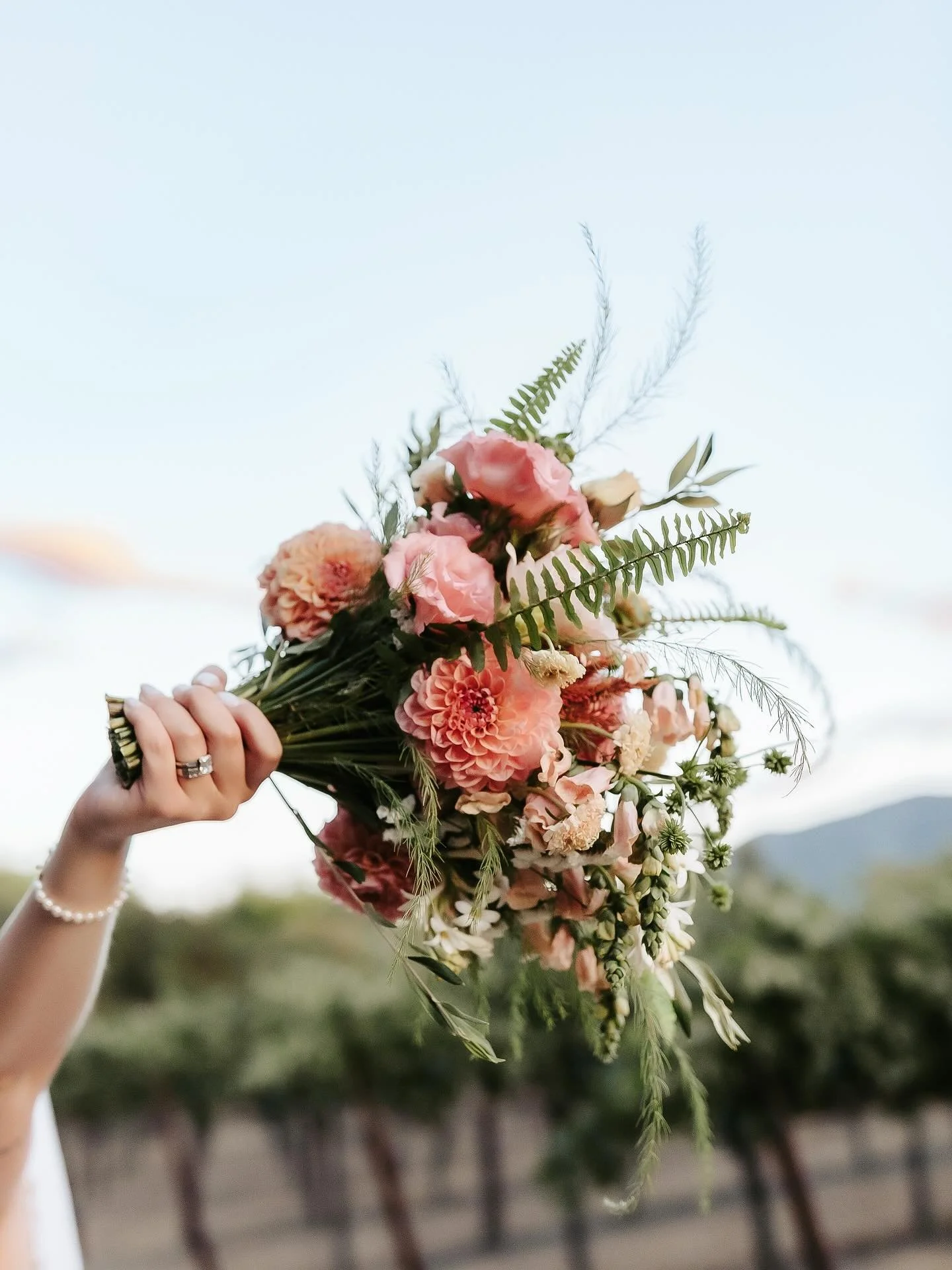 Loved this bouquet 😍
..
&hellip;
Venue: @harvest_inn 
Photography: @haileyhopkinsphotography 
DJ: @djarmin980 
Catering: @harvest_inn 
Hair and makeup : @contourbridal 
Planning &amp; coordination: @jaimetostievents 
Florals: @themonkeyflowergroup 
