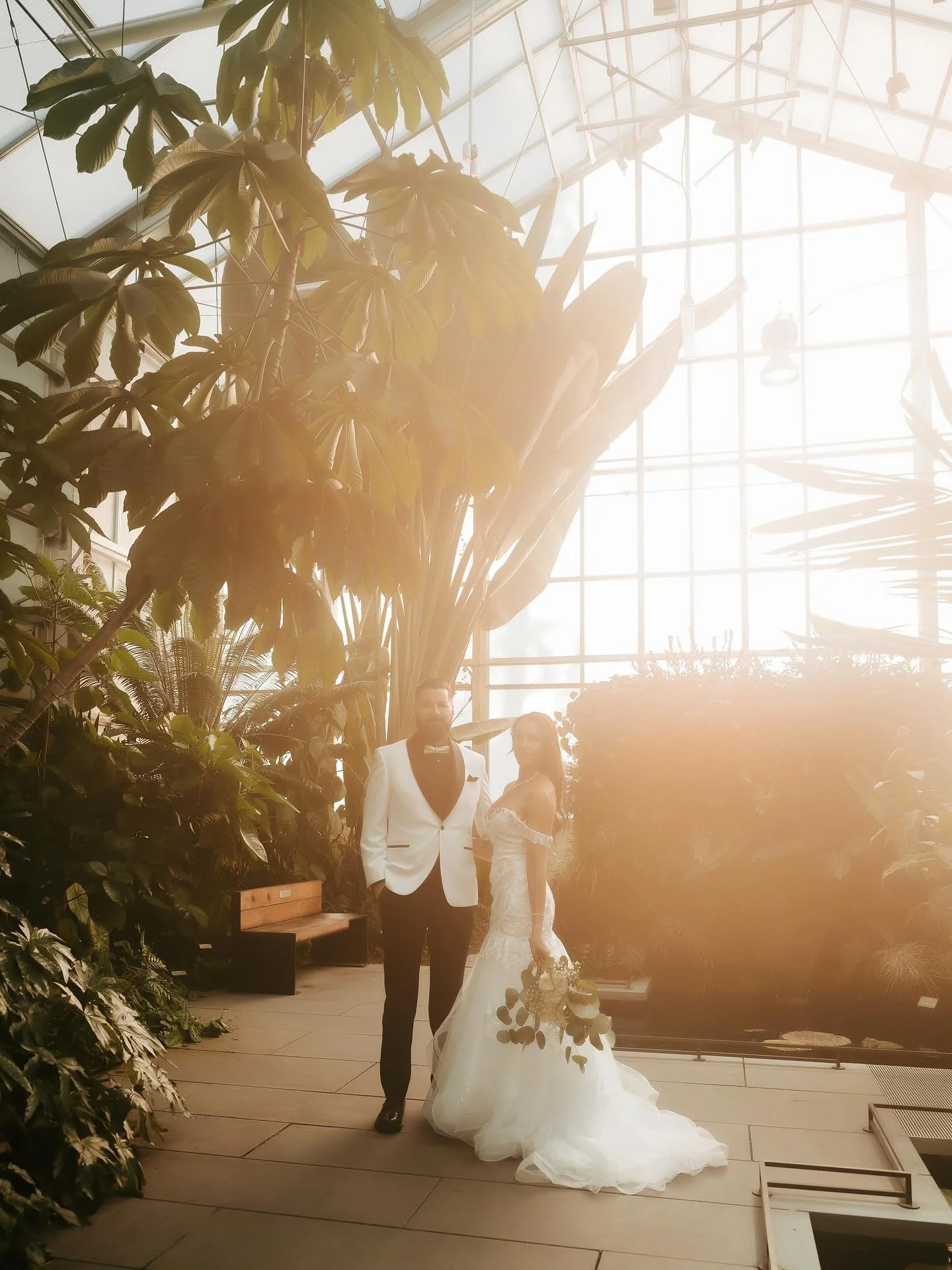 My lens kept fogging up in the greenhouse and this was the result. Not mad about it. Super dreamy!
..
&hellip;
.
&hellip;
..
.
#alamedawedding #caratsandcake #californiaweddingphotographer #subject_light #marthaweddings #sonomacountyweddingphotograph