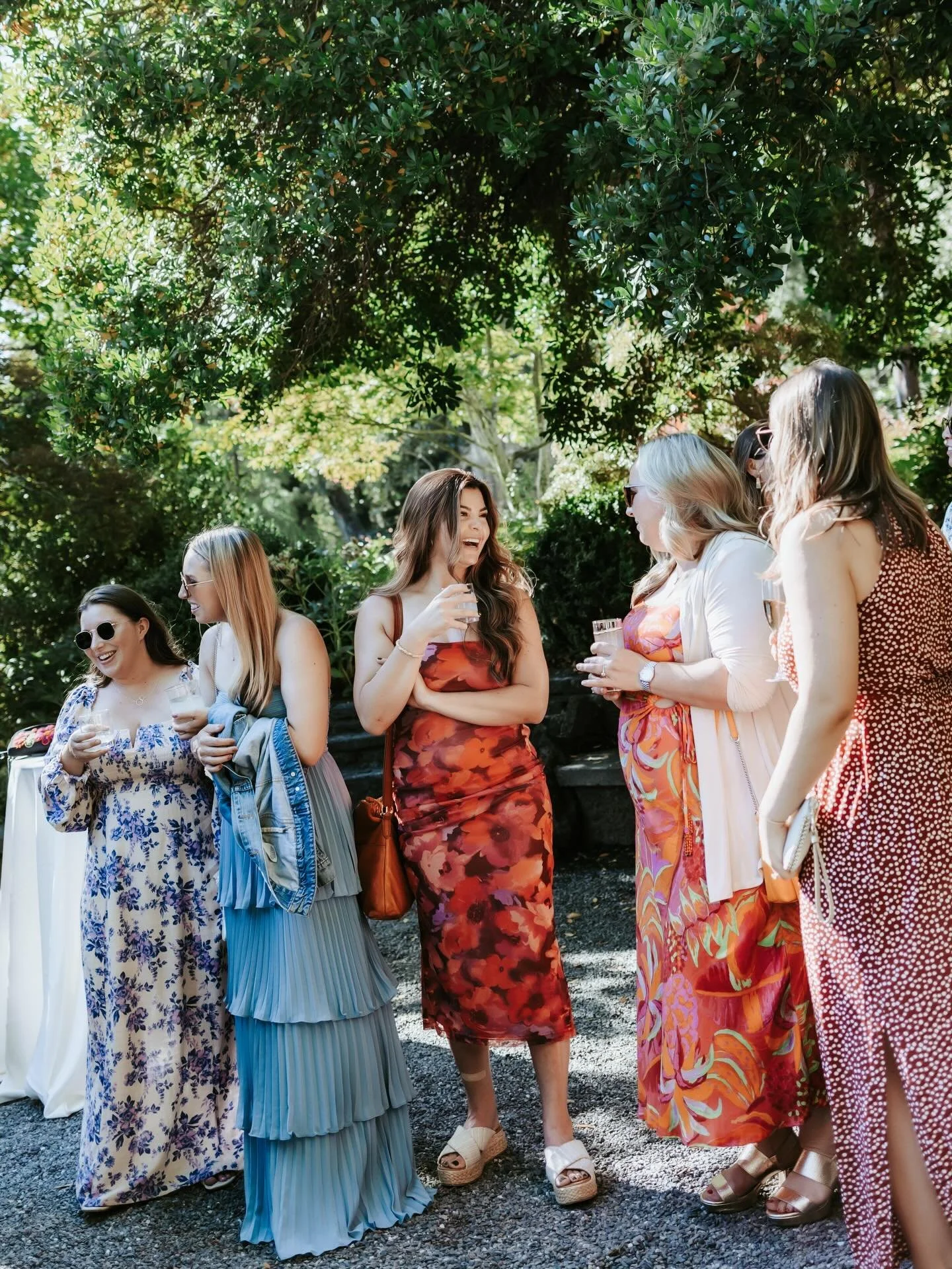 I always love seeing the pretty dresses at weddings. These summer colors were so bright and happy. Guests at your wedding are there for a reason so I always try to get them on camera, too ☺️. 
.
..
..
&hellip;
.
&hellip;
..
#bitesandtickles #marinwed