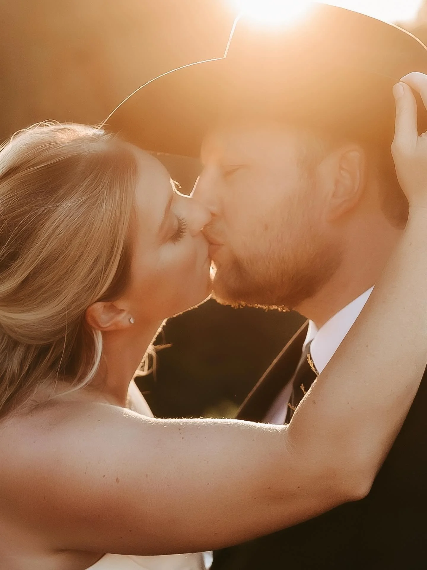 Really missing this golden sun at the moment ☀️ 
..
.
..
.
..
#weddingphotos #caratsandcake #californiaweddingphotographer #subject_light #marthaweddings sonomacountyweddingphotographer weddinginspo californiaweddings countryweddings santarosawedding