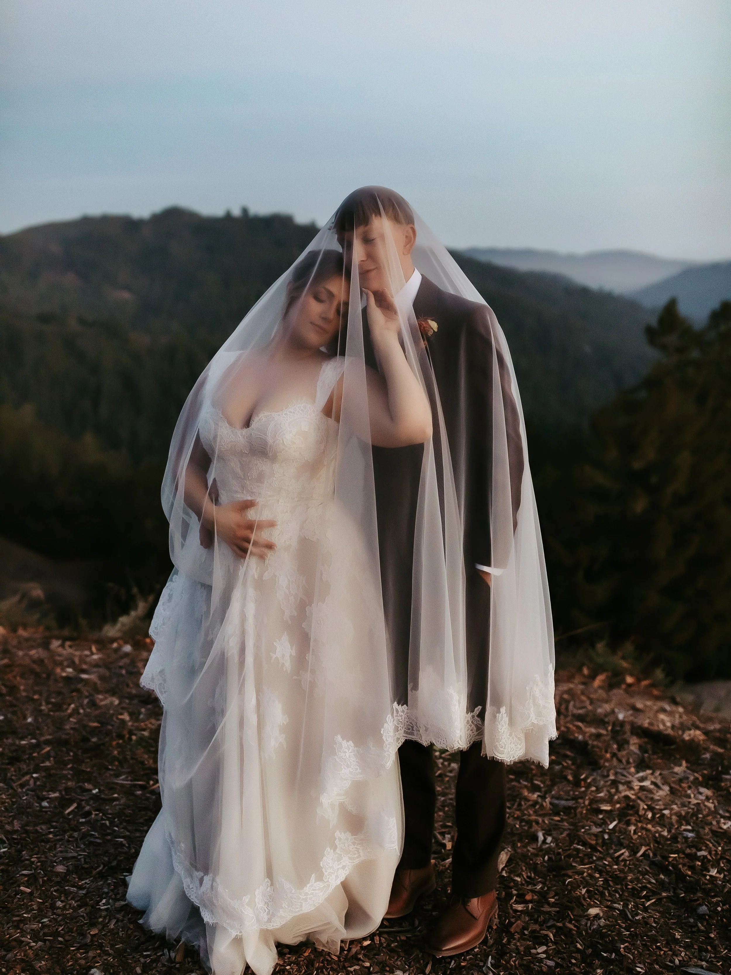 J&amp;J 💙. The day consisted of: the prettiest blue hour couples photos, a surprise visit from some horses, JESUS, stunning views and the most fun dance party eeevvveeerrr. Already obsessed with these and I&rsquo;m just getting started 😍.

Rentals: