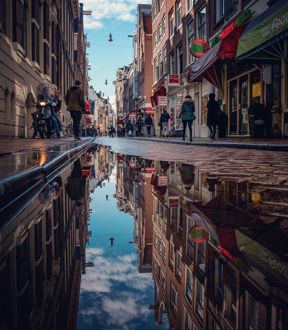 Slovenië tiran whisky Damm square reflection, Amsterdam, Holland — alanisko photography