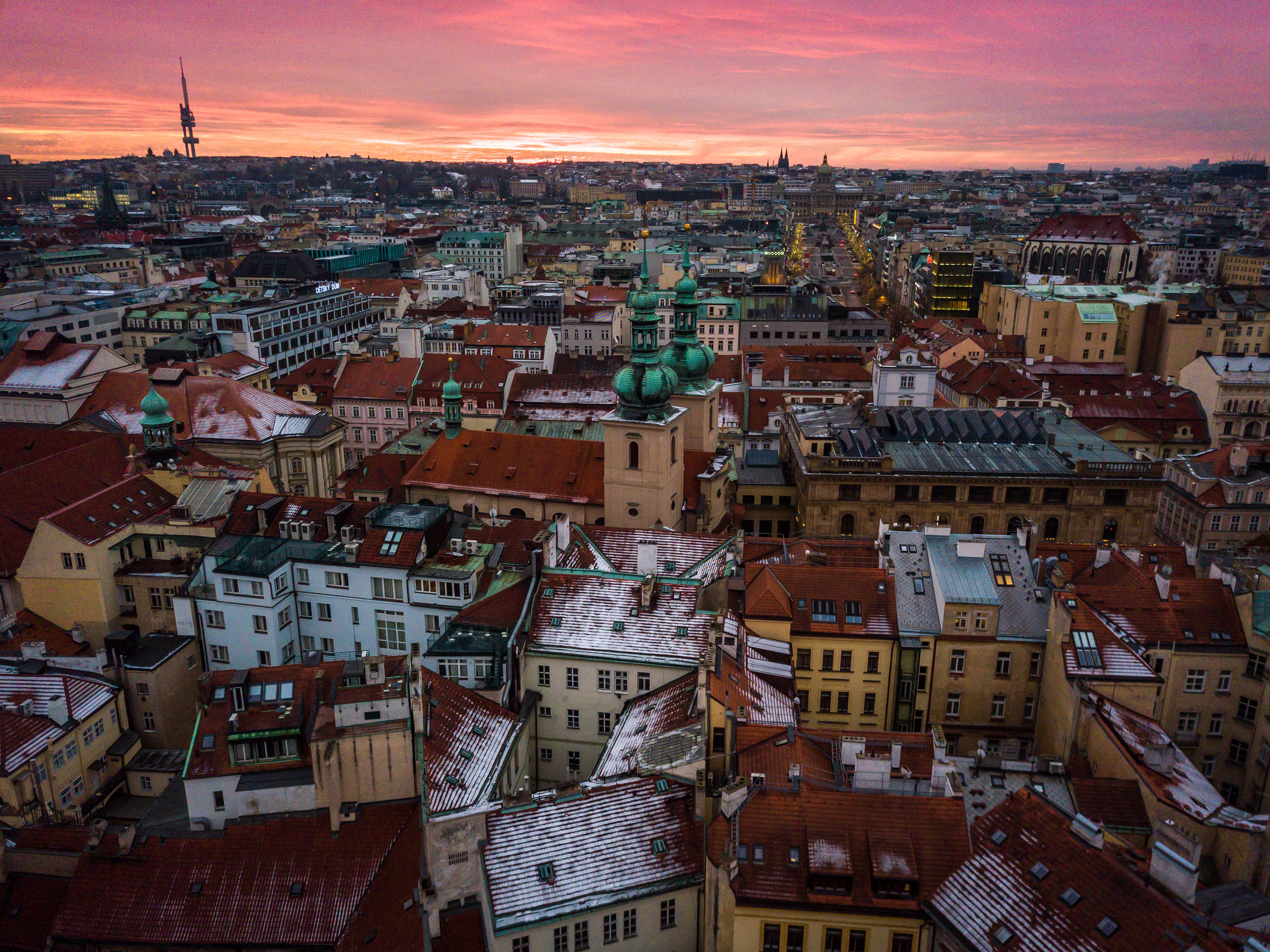 Prague Old Town square 2.jpg