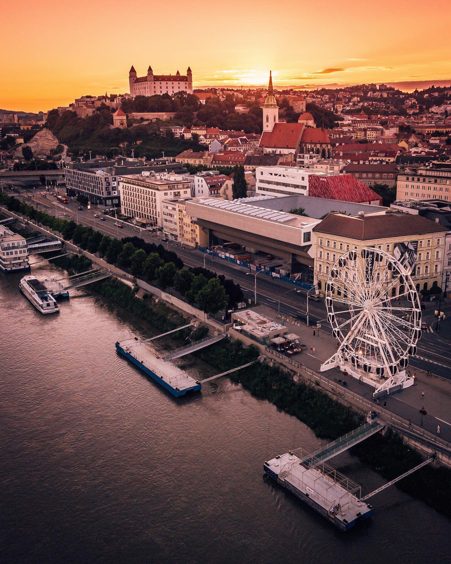 Bratislava&rsquo;s new attraction 😉🎡🇸🇰 #travelagain #travel #thisisSlovakia #Bratislava #castle #ferriswheel #chasingsunsets #fromwhereidrone #thetravellingnomads #travelphotography