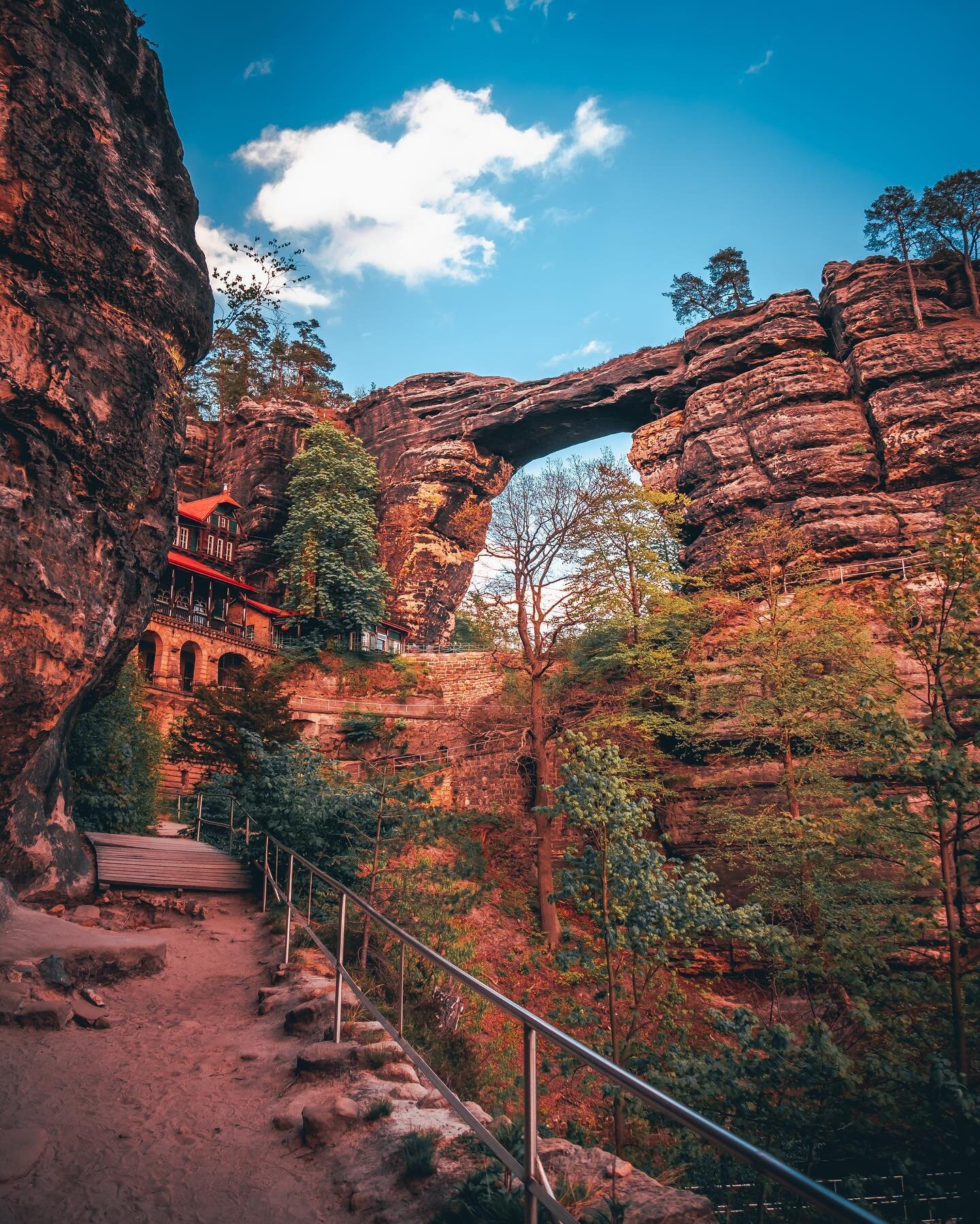 Pravčická brána, largest natural sandstone arch in Europe and a tiny Falcon&rsquo;s Nest Hotel built next to it. 🇨🇿⛰#czechia #bohemianswitzerland #thisisczech #pravcickabrana #falconsnest #hotel #arch #sandstone #visitczech #travel #instaczech #