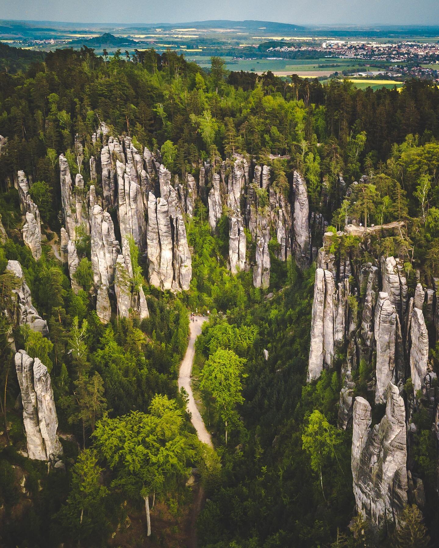 Quite spectacular these sandstone rock formation in #BohemianParadise called #PrachovskeSkaly ⛰🇨🇿🌳 they are magical and a bit eroded since its formation 60mil years ago. #travellocal #travel #thisisczech #travelczech #instaczech #czechrepublic #sa