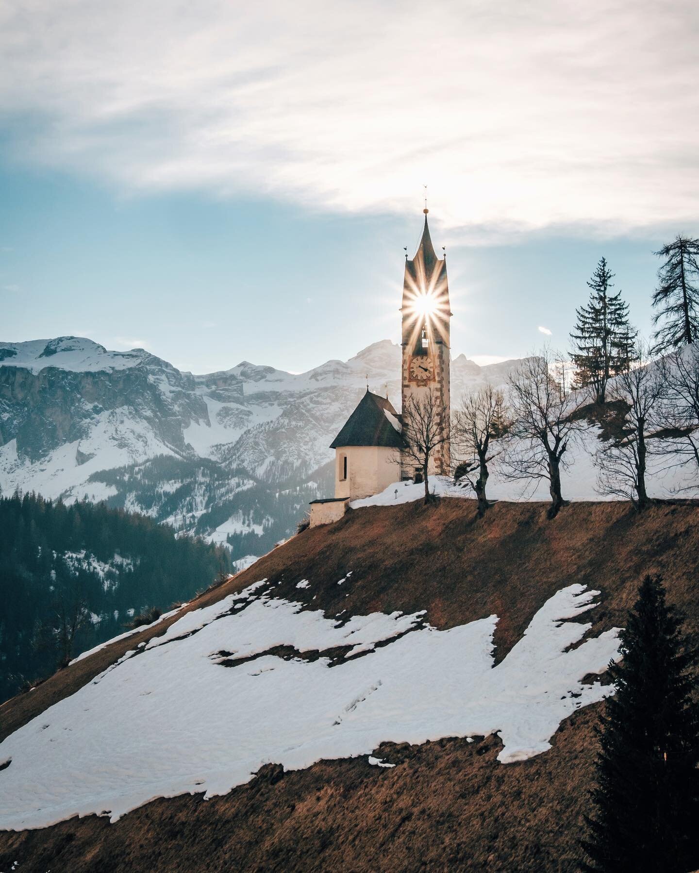 Chasing sunsets with @masterphototour at the St Barbara church surrounded by spectacular Dolomites 🇮🇹😉 ⛪️ #Altabadia #travel #lavale #church #mastertravelphoto2020 #dolomites #SouthTyrol