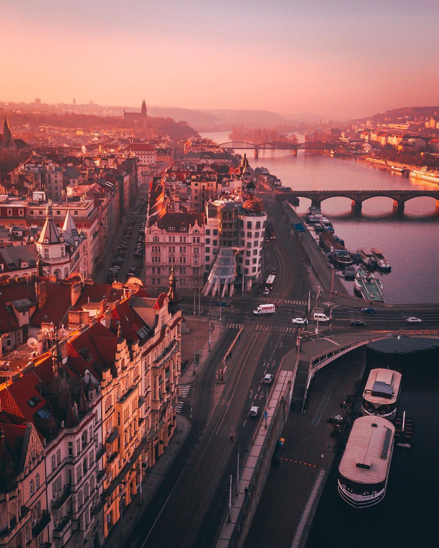 Still no signs of snow in the city 😉🇨🇿❄️ #chasingsunrise #prague #praha #praga #travel #dancinghouse #gingerandfred #architecture #thisisprague #czechia #instaczech #fromwhereidrone