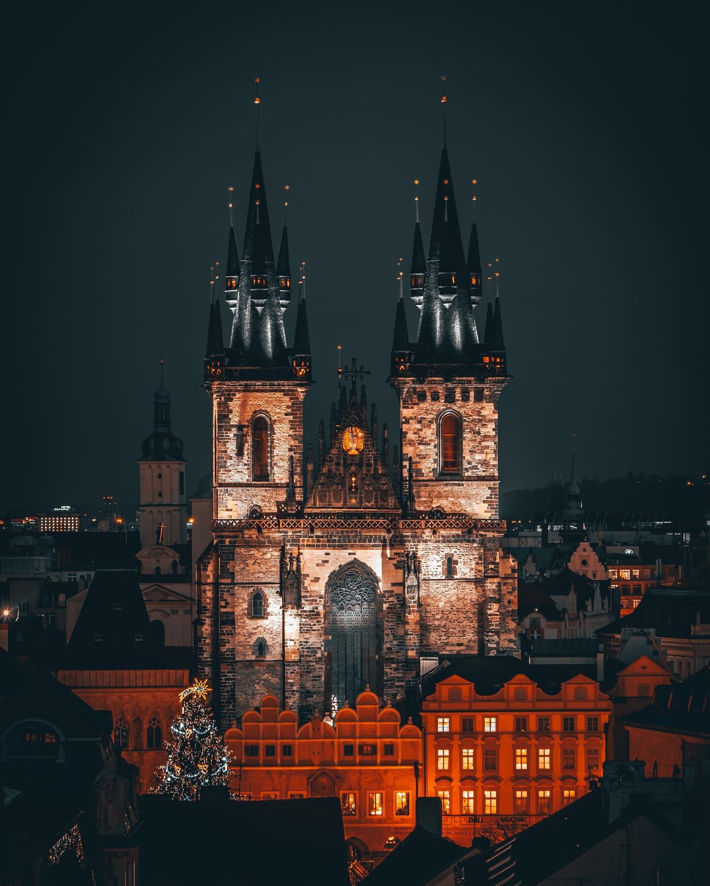 Merry Christmas from #prague 🎄🎅🏼🇨🇿 #thisisprague #oldtown #christmastree #thisisczech #churchofouŕadybeforetyn #instaczech #praga #praha #travel