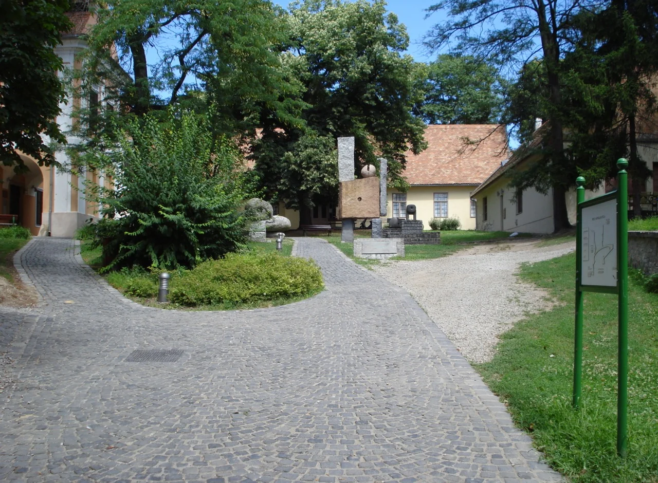 Múzeum Galéria, Pécs, Káptalan u. 4_3.jpg