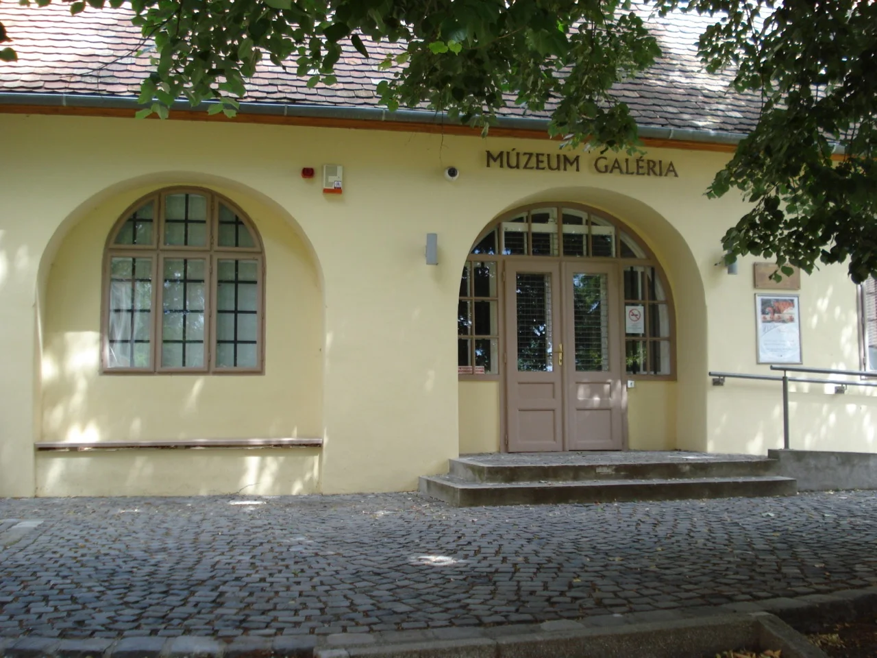 Múzeum Galéria, Pécs, Káptalan u. 4.jpg