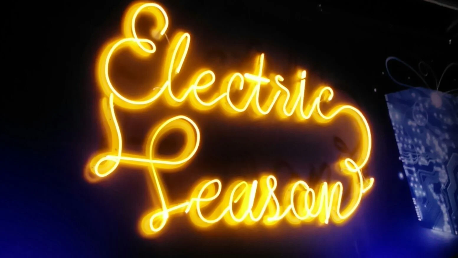   Samsung Christmas Campaign   360° campaign including unipoles that featured a neon logo.     