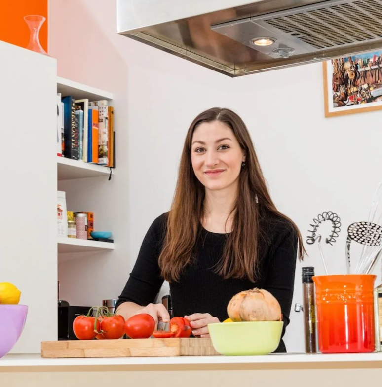 Amanda Bahl står på kjøkkenet.