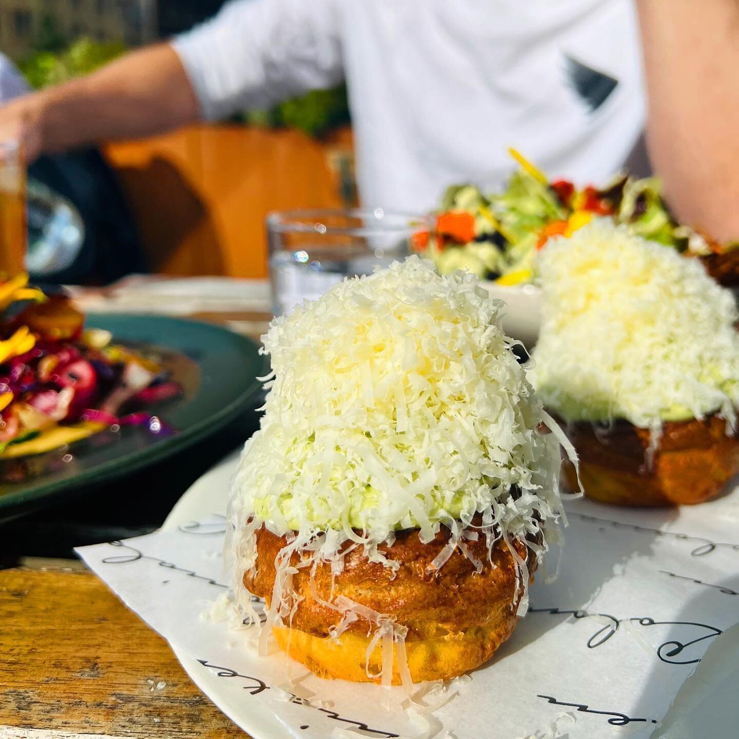 Kranens take on chili cheese 🔥 Gougeres with green chili and Holtefjell XO // Love it!