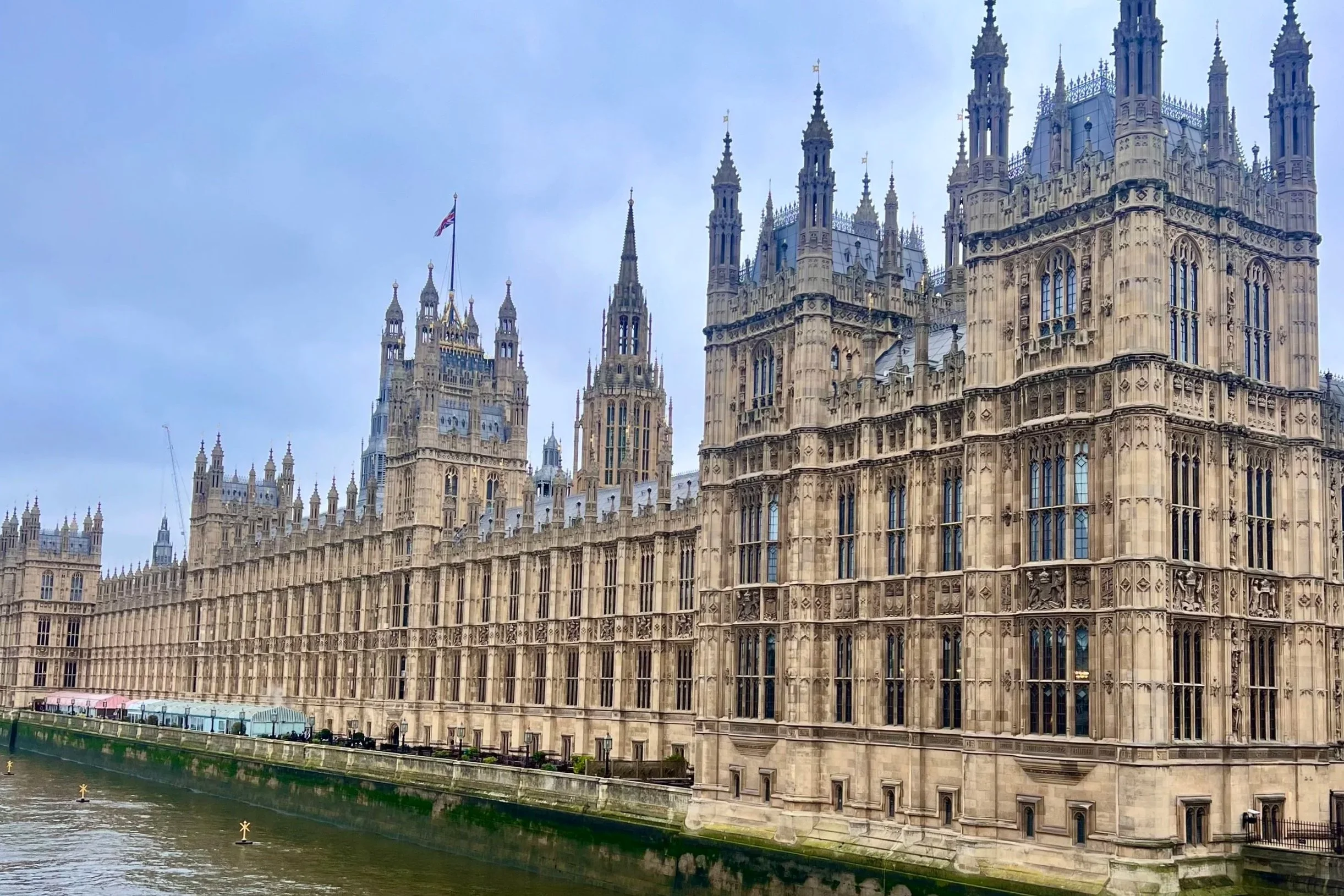Bilde av Palace of Westminster sett fra elven.