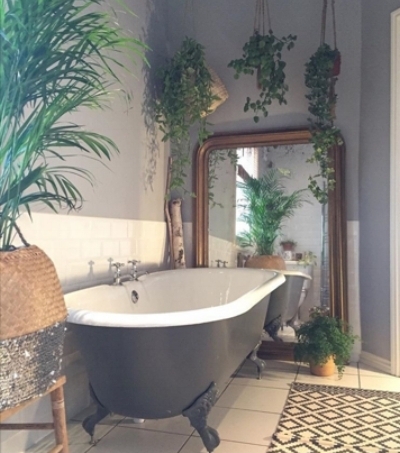 Bath. Plants. Mirror. Sequins. How to take a viral picture by @deecampling