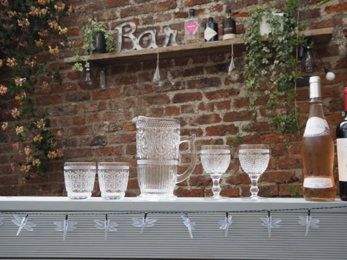 Gin and wine. The ideal bar ingredients to finish it off.