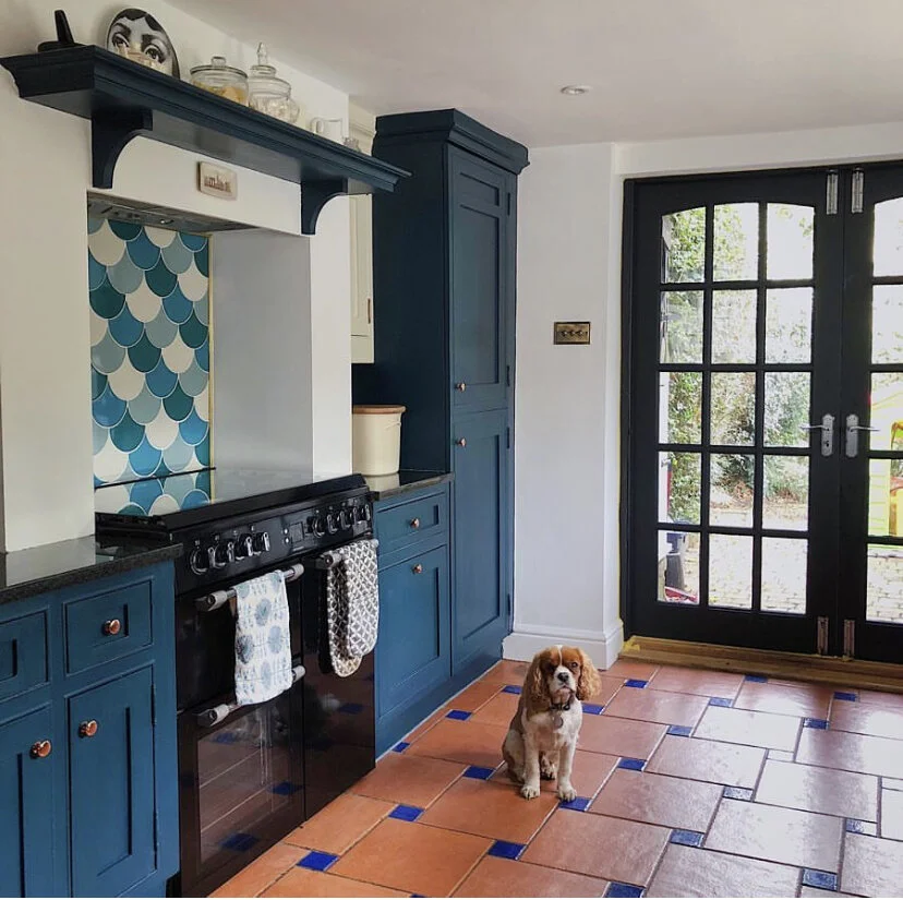 Changing the cupboard handles and knobs can streamline the look: Kitchen, Melanie Lissack .