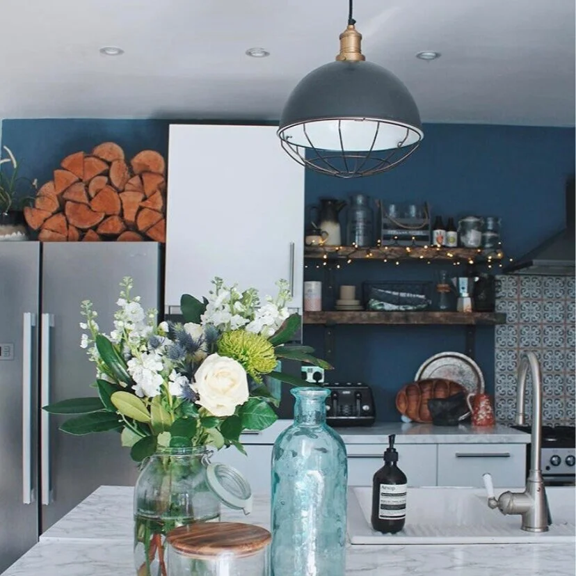 A large central light creates ambience: Kitchen, Katty Patterson .