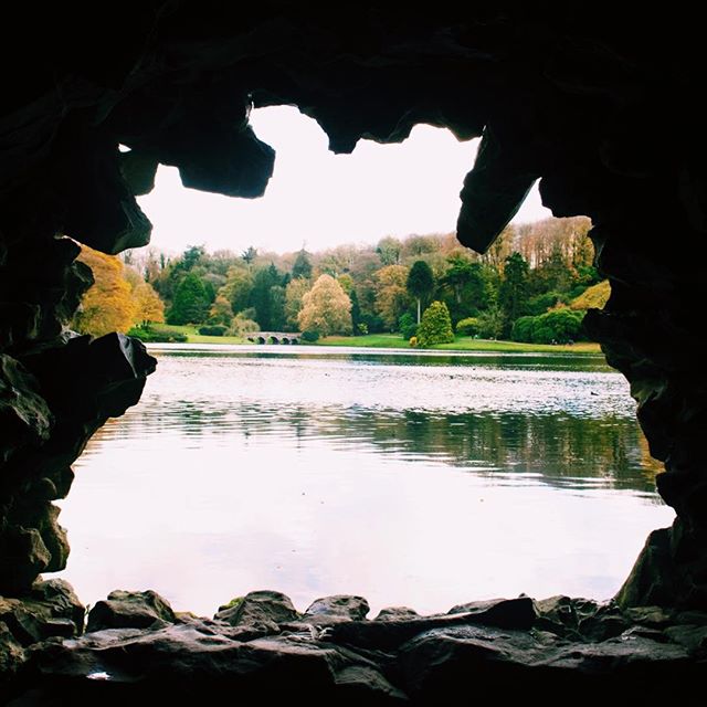 Photo-a-day #27 - Stone wall framing of the lake @ntstourhead
&bull;
&bull;
&bull;
#photoaday #framing #walls #lake #forest #trees #grass #nature #nationaltrust #ipreview @preview.app