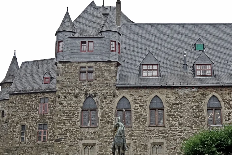 Древнеримские укрепления - средневековые замки - поздние дворцы