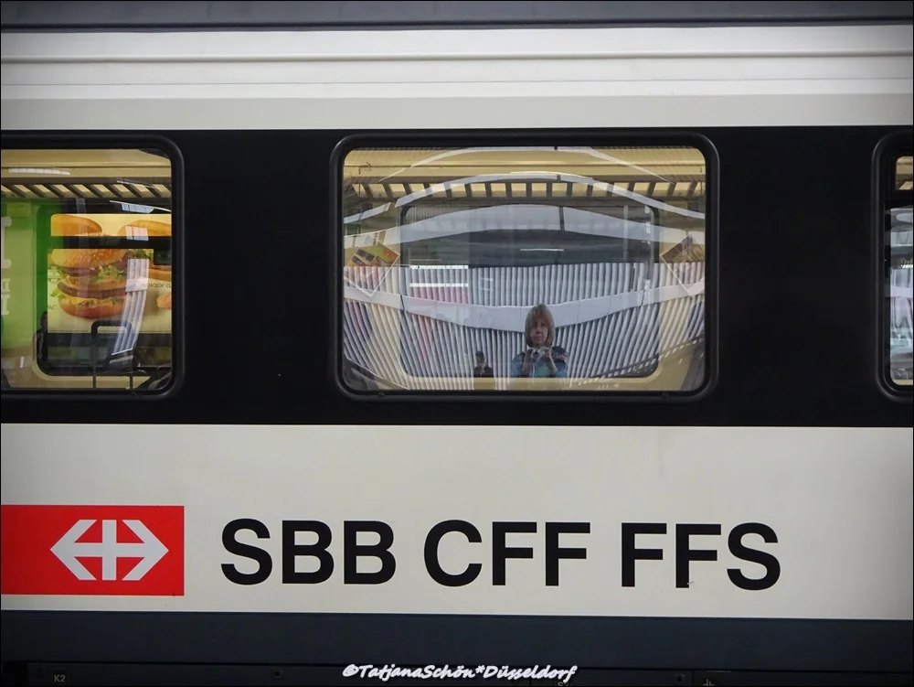 Вагончик тронется, перрон останется.Стена кирпичная, часы вокзальные...А я в окошечко гляжу - негрустная (с)