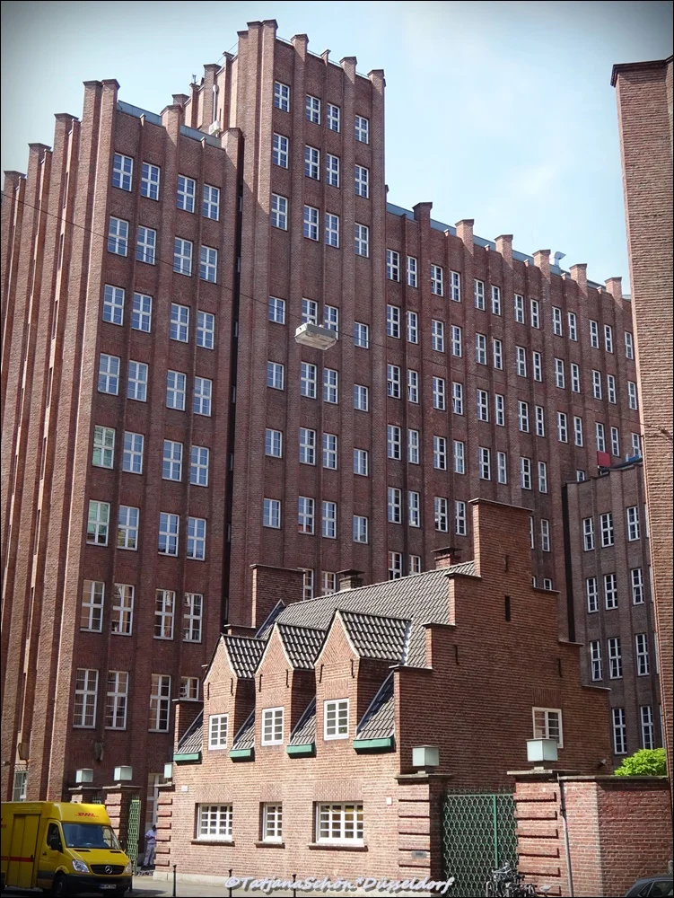 Кирпичный экспрессионизм и историзм.