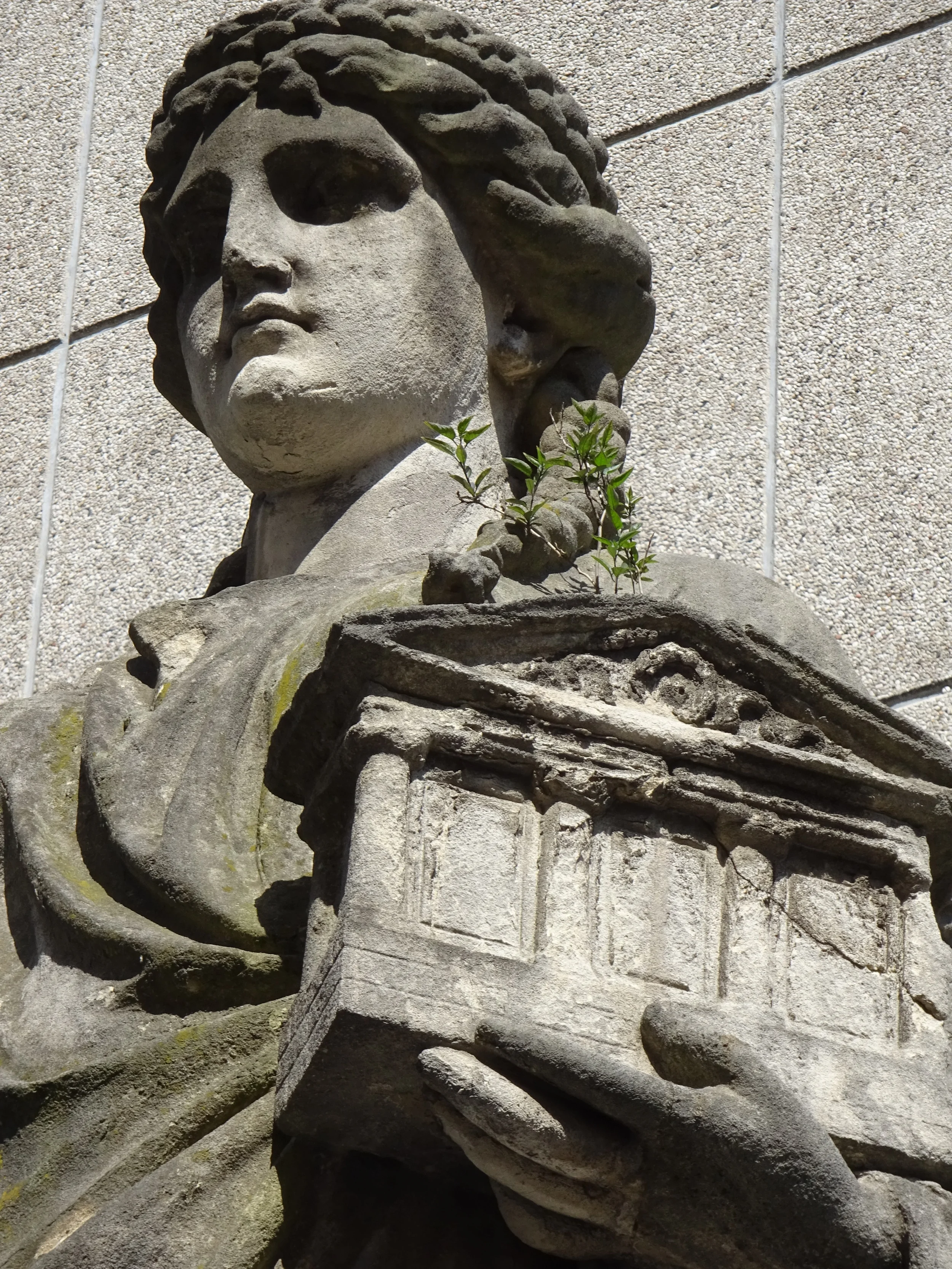 Музы у Kunsthalle в Дюссельдорфе