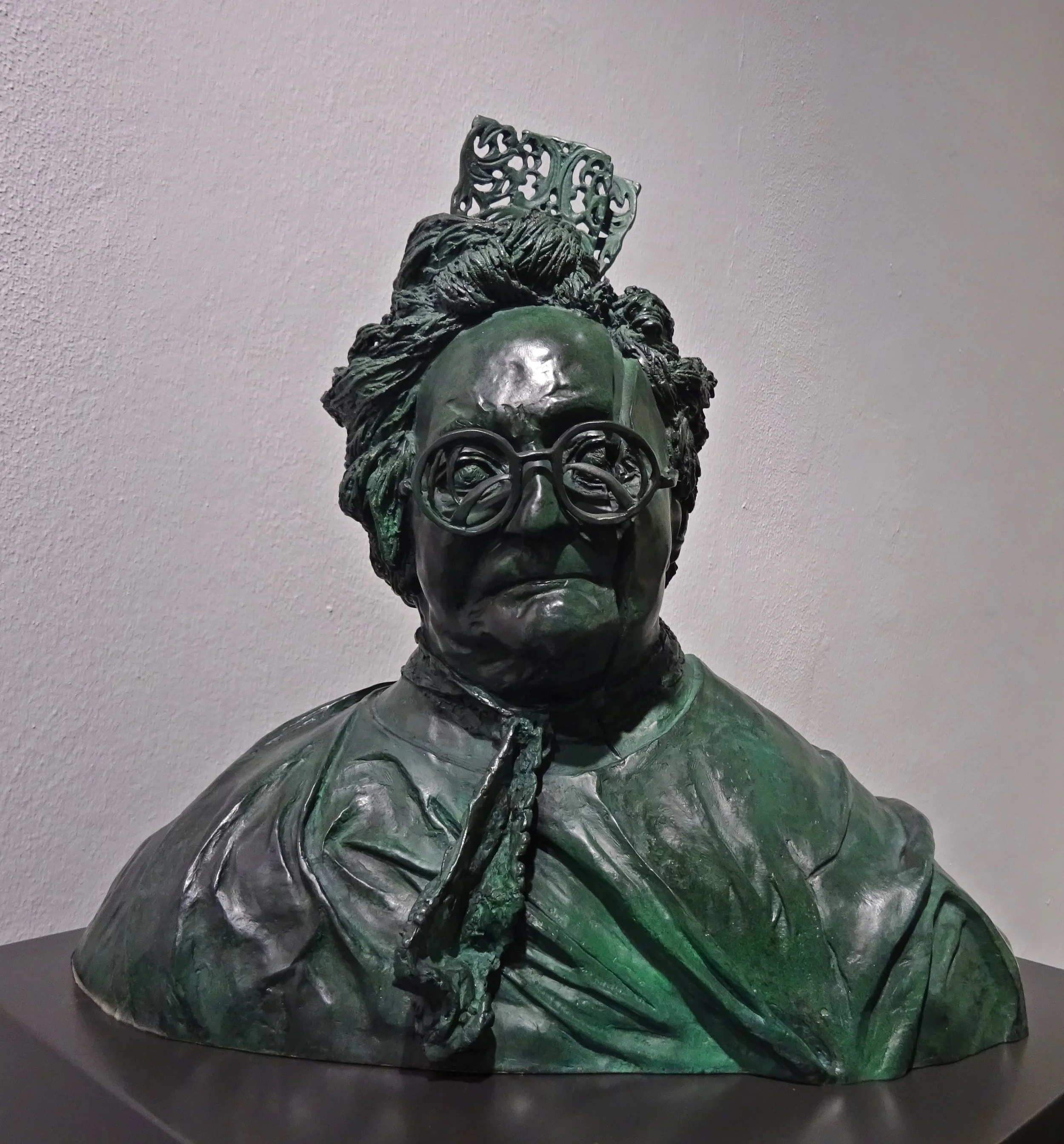 Памятник Матушке Ай. Скоро в Дюссельдорфе. 