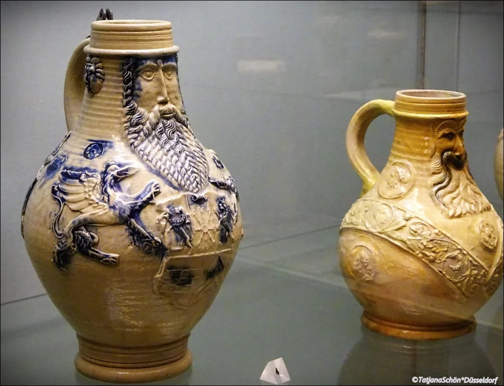 На первом фото:&nbsp;"бартманнскруг" - кувшин с бородатым человеком. такие делали в Вестервальде (и&nbsp;в Кёльне)&nbsp;из глинокаменных масс в XVI веке.