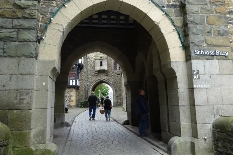 Рекомендация: город Золинген, замок Schloß Burg.