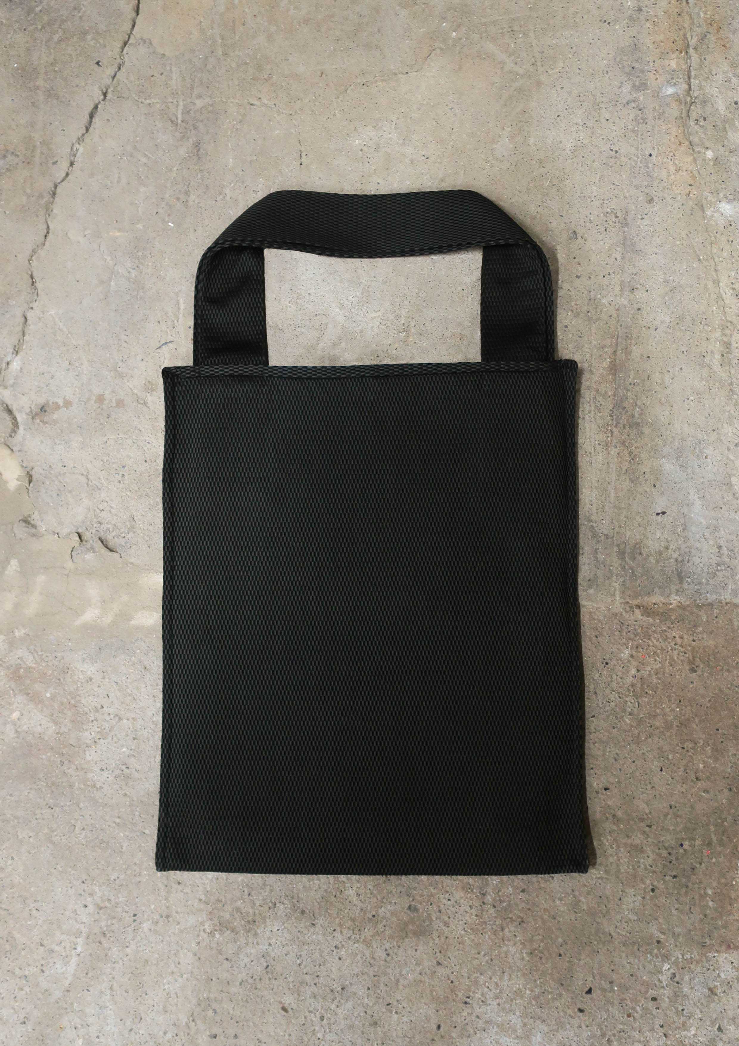 COLLECTION_A2 TOTE_FRONT_HOLD_01.JPG