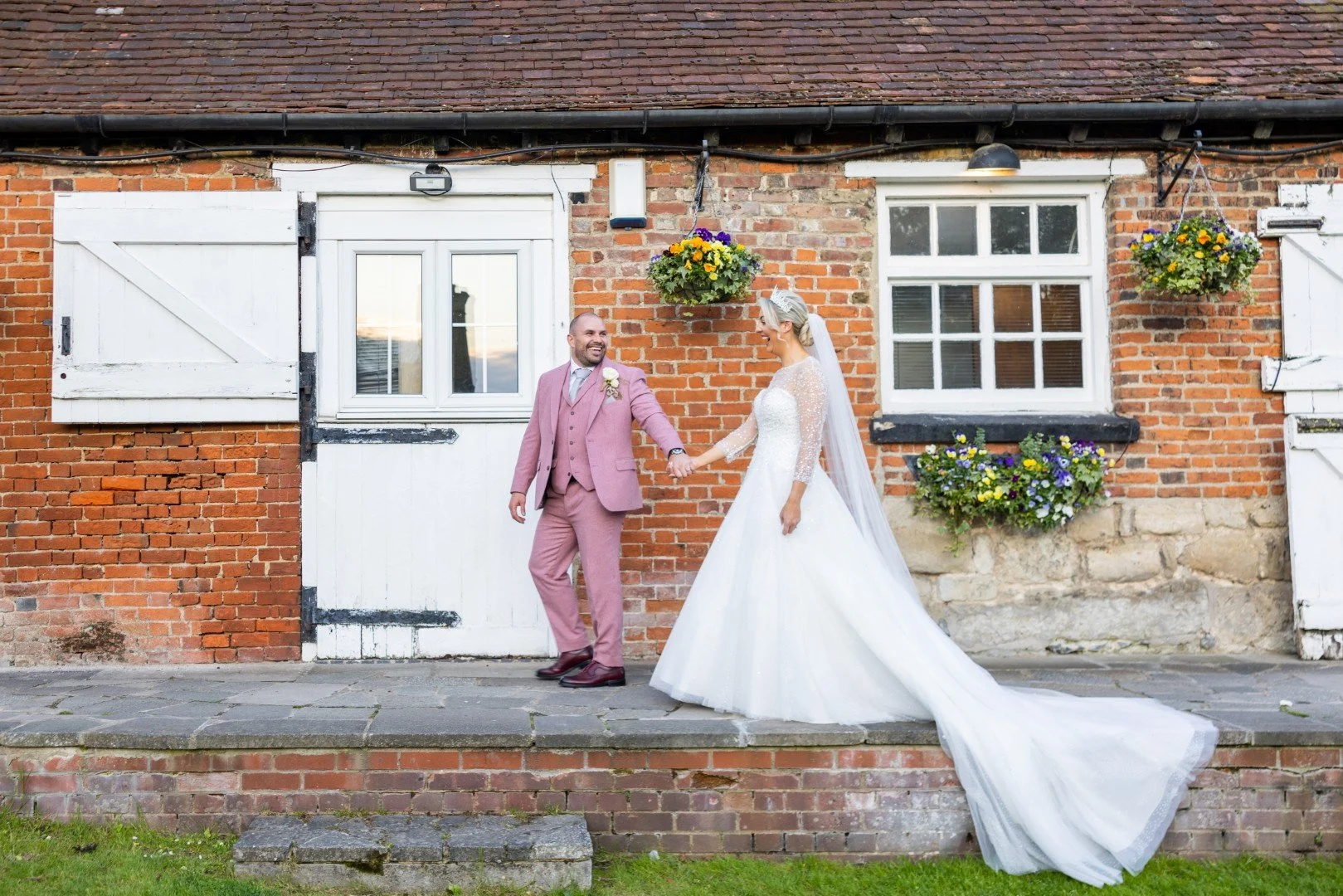 couple-barn-wedding (1).jpg
