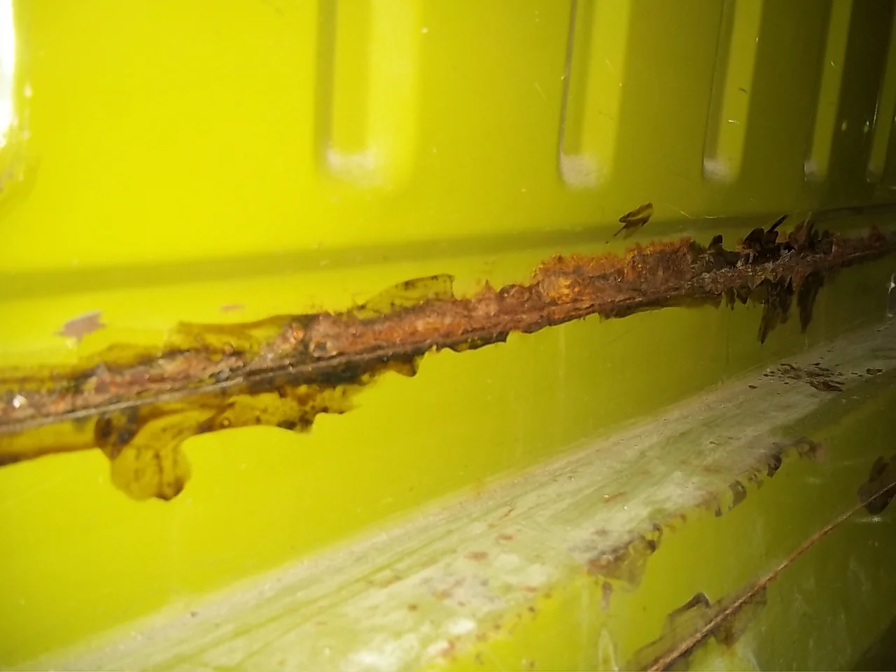 60 Cab-Bed Seam Rust.JPG