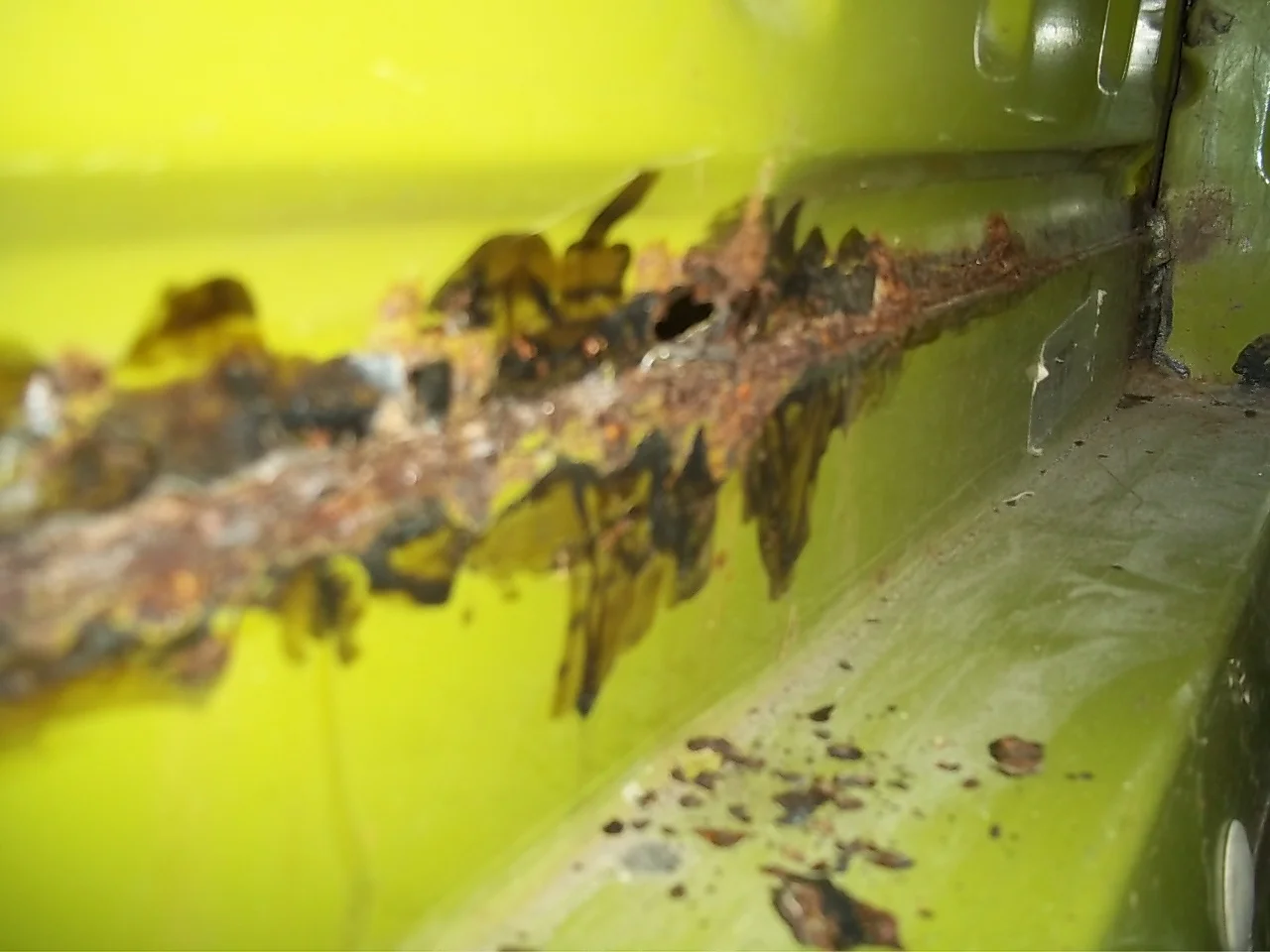 61 Cab-Bed Seam Rust.JPG