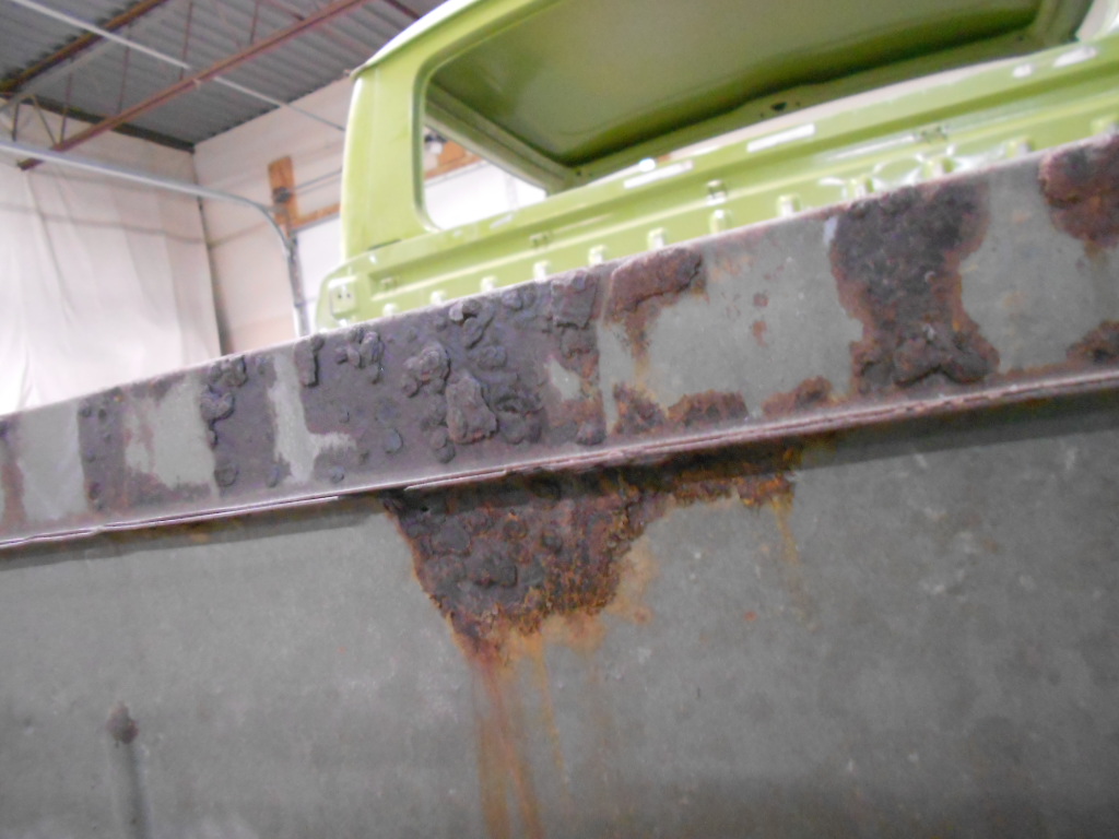 157 Middle crossmember rust.JPG