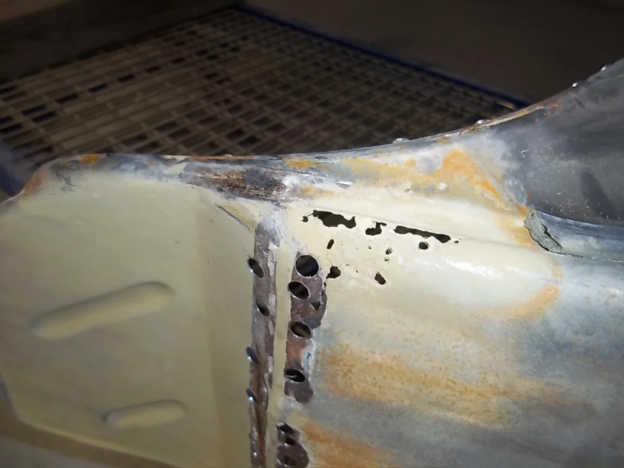 411 wheel well rust.JPG