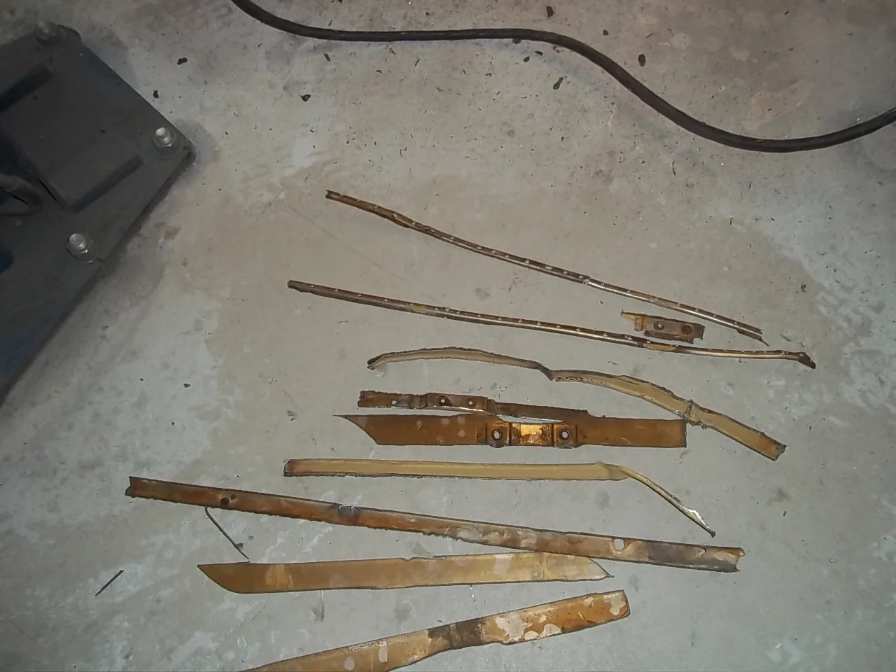 552 R Hinge Carrier Removal.JPG