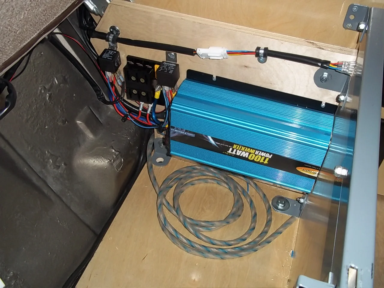 537 Inverter & heated seat wiring.JPG