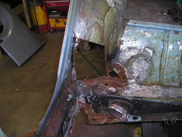 14 Luggage Tray Corner Rust.jpg