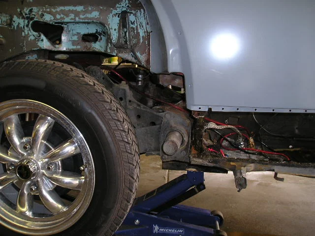 24 Close-up rear suspension to body.jpg