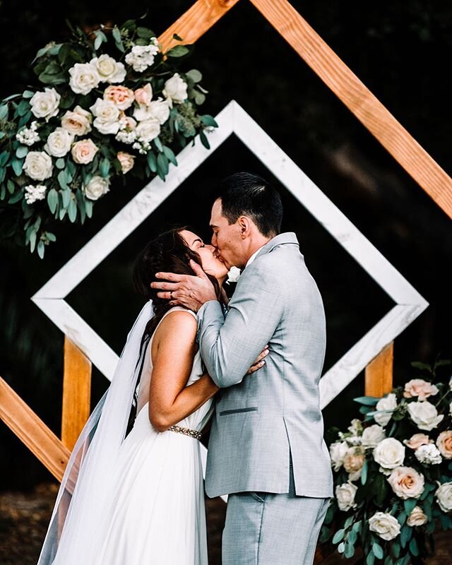 Here&rsquo;s to having a forever NYE kiss! 💋
.
.
.
.
.
.
.
.
.
.
.
#vibe #vibeflorals #vibeweddings #weddings #wedding2019 #weddingflowers #weddingdress #weddingphotographer #weddingday #weddingdecor #weddingbouquet #weddingfun #weddinginspiration #