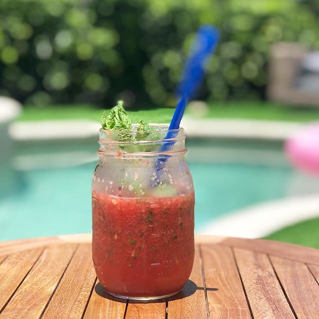 Suppose to rain all weekend-nice Sunday surprise! 🌝 Fresh squeezed watermelon juice, mint and a splash of club soda. So refreshing! 🍉🍃#sundays #pooltime #watermelonjuice #freshmint #almostsummer2020