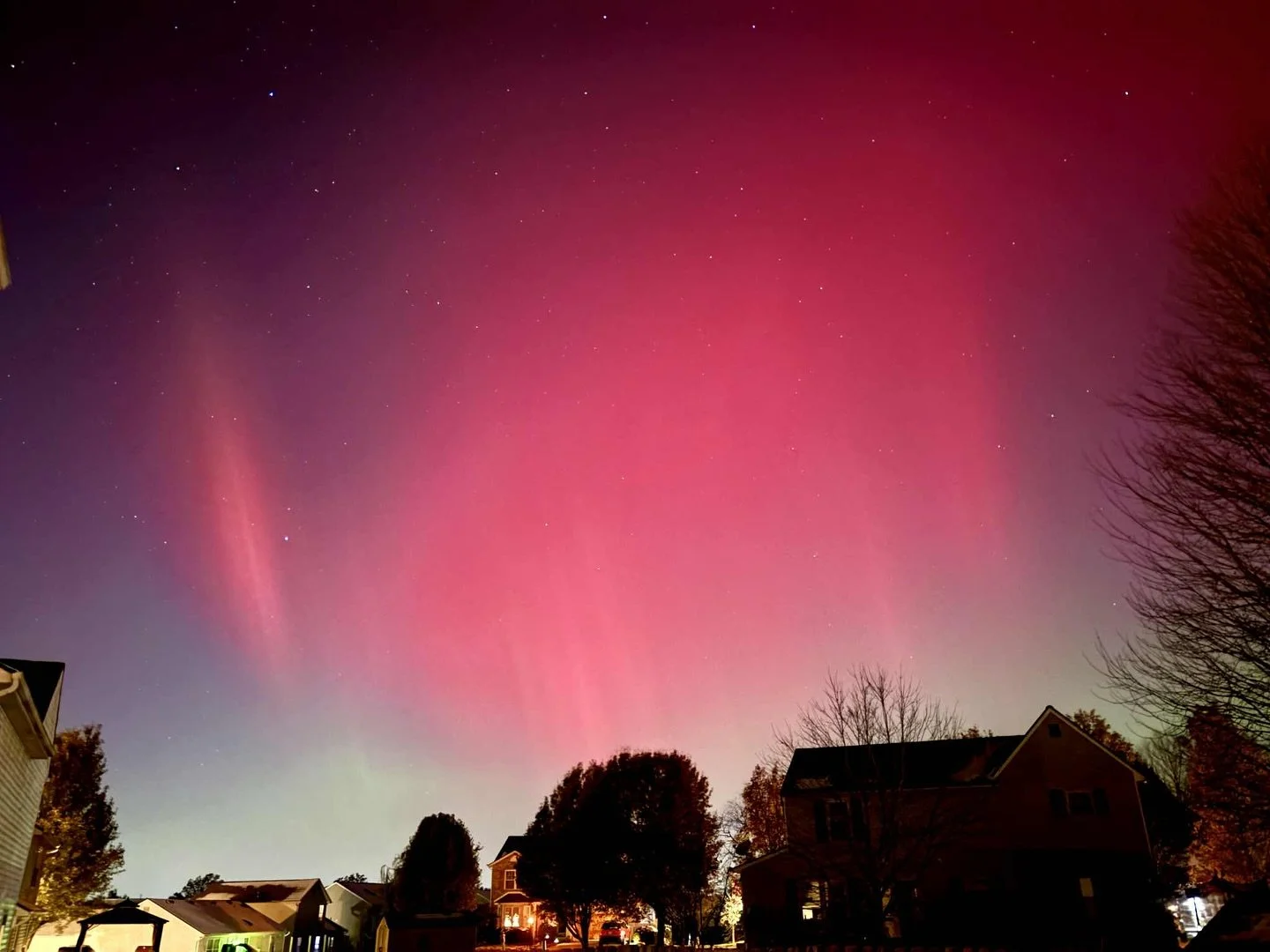 When you walk out of rehearsal and the sky looks like: 🫨 How fitting that we&rsquo;re rehearsing Sure On This Shining Night by Morten Lauridsen! 
.
.
.
📷: Dean Brown (Musica Tenor!)
#aurora #musicisineverything #daytonsings #daytoninspires